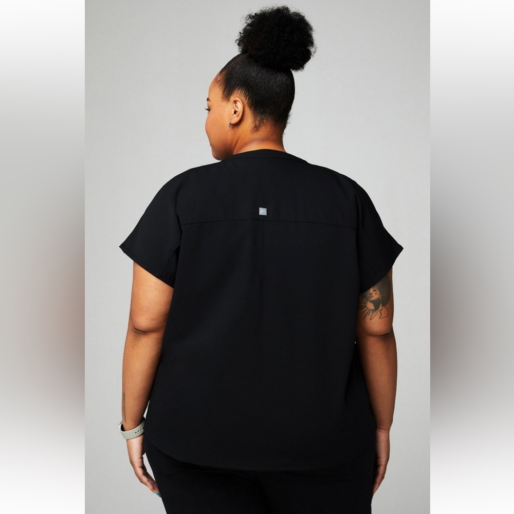 Fabletics | Evolve 3-Pocket Scrub Top | BLACK | XL - Picture 3 of 6